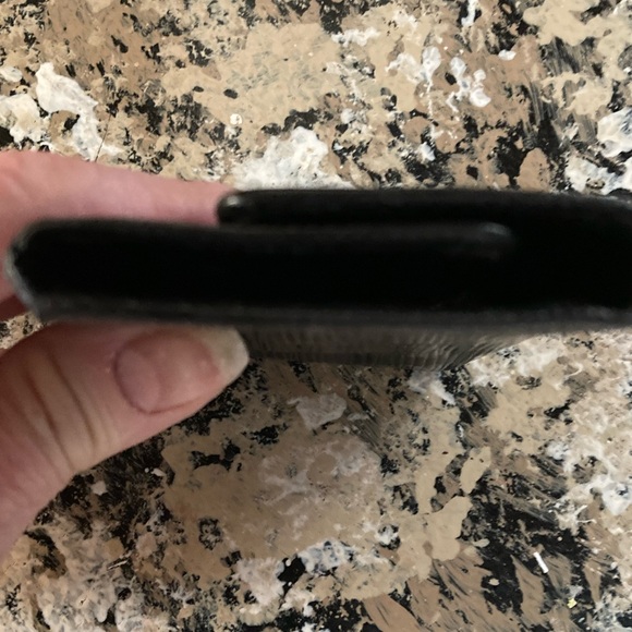 Louis Vuitton VINTAGE Epi 6 Key Holder in a beautiful noir color. - Picture 6 of 12